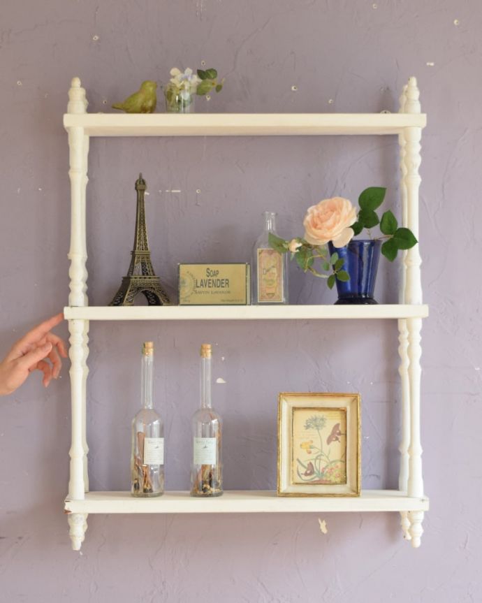 ウォールシェルフ・ウォールハンガー　アンティーク家具　シャビーシックなフランスのアンティーク雑貨、ペイント仕上げのアンティークウォールシェルフ。壁をオシャレにしてくれる実用的なペイントシェルフフランスらしい色使いがおシャレな雰囲気を作ってくれるシェルフ。(z-105-f)