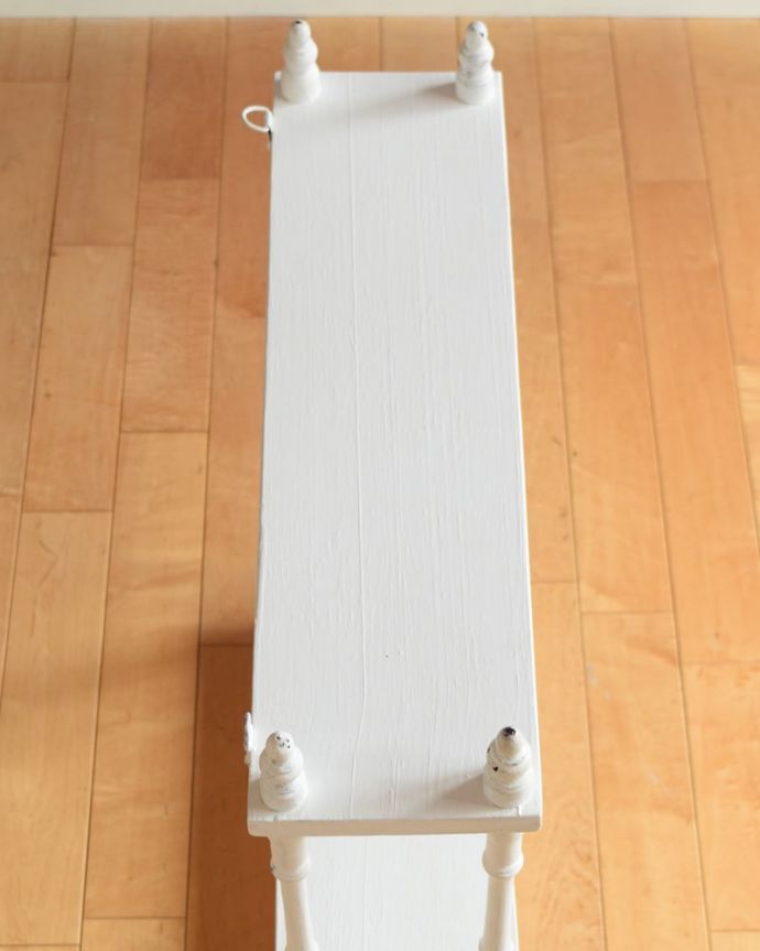 ウォールシェルフ・ウォールハンガー　アンティーク家具　シャビーシックなフランスのアンティーク雑貨、ペイント仕上げのアンティークウォールシェルフ。上から見ると天板もこんな感じで、きちんと仕上げました。(z-105-f)