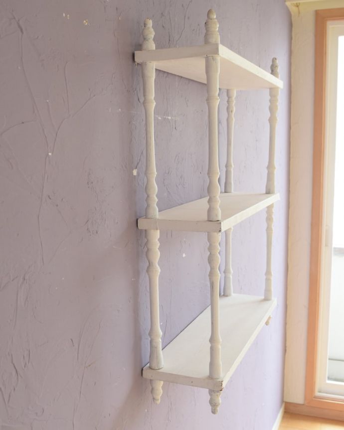 ウォールシェルフ・ウォールハンガー　アンティーク家具　シャビーシックなフランスのアンティーク雑貨、ペイント仕上げのアンティークウォールシェルフ。横から見ると、こんなデザインですもちろん横顔だってキレイ！どこから見ても壁に映えてまるで絵のような雰囲気です。(z-105-f)