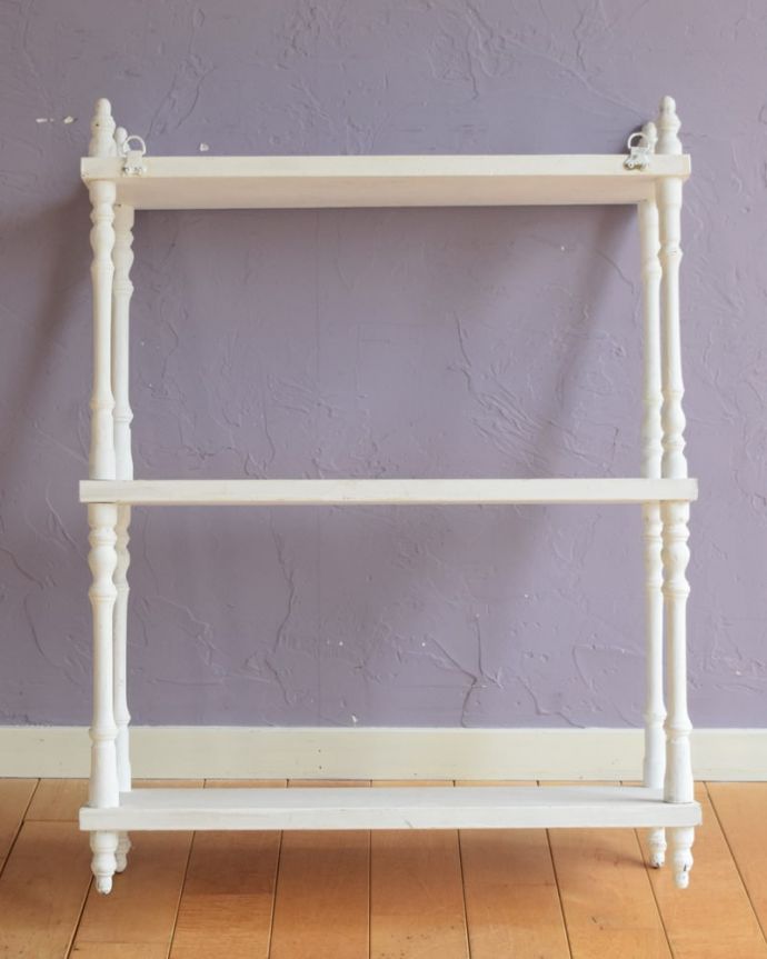 ウォールシェルフ・ウォールハンガー　アンティーク家具　シャビーシックなフランスのアンティーク雑貨、ペイント仕上げのアンティークウォールシェルフ。後ろ側を見てみると･･･アンティークは新品ではないので、もちろん経年変化によるキズはありますが、壁に付ける部分も職人がキレイに修復したので、安心してお使いください。(z-105-f)