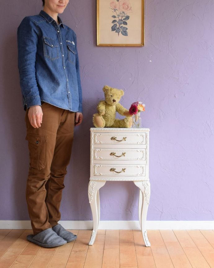 アンティークのチェスト アンティーク家具 フランスのアンティーク家具、フォルムが優雅で美しい、白いベッドサイドチェスト(3段)。毎日がお姫さま気分で過ごせるチェストまるでおとぎ話の世界から飛び出てきたような可愛いデザインのチェスト。(z-106-f)