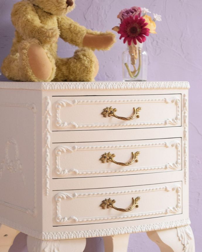 アンティークのチェスト アンティーク家具 フランスのアンティーク家具、フォルムが優雅で美しい、白いベッドサイドチェスト(3段)。女子力がUPしちゃう優雅な曲線美フランスらしいエレガントな曲線が一番の魅力です。(z-106-f)