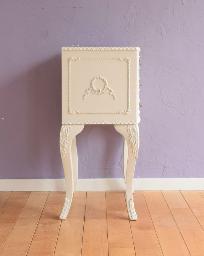 アンティークのチェスト アンティーク家具 フランスのアンティーク家具、フォルムが優雅で美しい、白いベッドサイドチェスト(3段)。横顔だって美しいんですどこから見ても美しく見えるように、横側もキレイに修復してあります。(z-106-f)