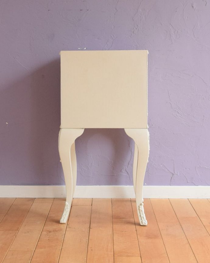 アンティークのチェスト アンティーク家具 フランスのアンティーク家具、フォルムが優雅で美しい、白いベッドサイドチェスト(3段)。後ろ姿もキレイなんですアンティークは新品ではないので、もちろん経年変化によるキズはありますが、専門の職人がキレイにお直しをしているので、後ろ姿もキレイなんです。(z-106-f)