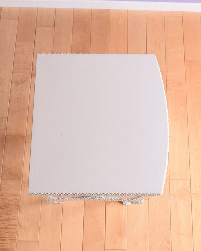 アンティークのチェスト アンティーク家具 フランスのアンティーク家具、フォルムが優雅で美しい、白いベッドサイドチェスト(3段)。何を置こうかな・・・?上から見ると天板の形はこんな感じです。(z-106-f)