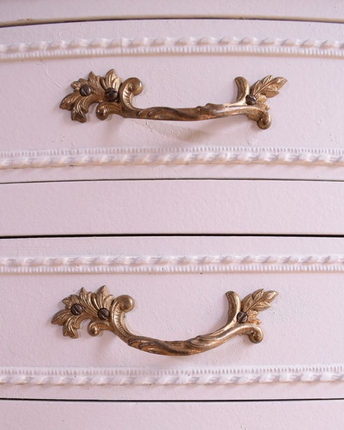 アンティークのチェスト アンティーク家具 フランスのアンティーク家具、フォルムが優雅で美しい、白いベッドサイドチェスト(3段)。開ける度にワクワクする取っ手優雅なデザインは、もちろん取っ手の部分も。(z-106-f)