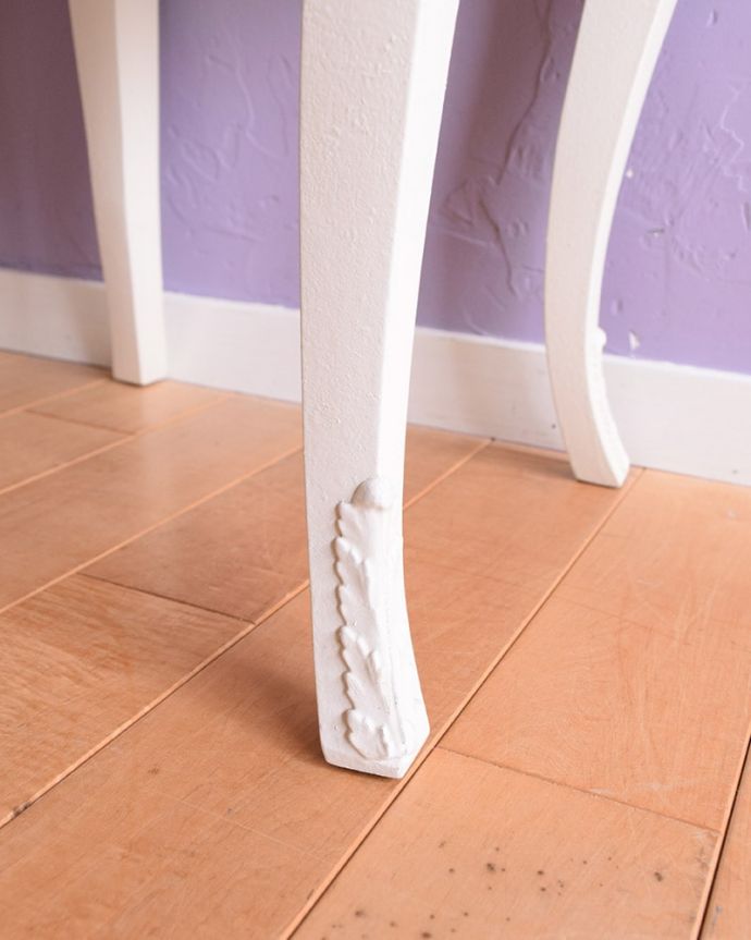 アンティークのチェスト アンティーク家具 フランスのアンティーク家具、フォルムが優雅で美しい、白いベッドサイドチェスト(3段)。女性1人でラクラク運べちゃう仕掛けHandleのアンティークは、脚の裏にフェルトキーパーをお付けしています。(z-106-f)