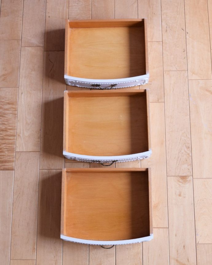 アンティークのチェスト アンティーク家具 フランスのアンティーク家具、フォルムが優雅で美しい、白いベッドサイドチェスト(3段)。引き出しの中もキレイに修復しましたチェストで一番気になる引き出しの中も、もちろん専門の職人がキレイに修復しました。(z-106-f)