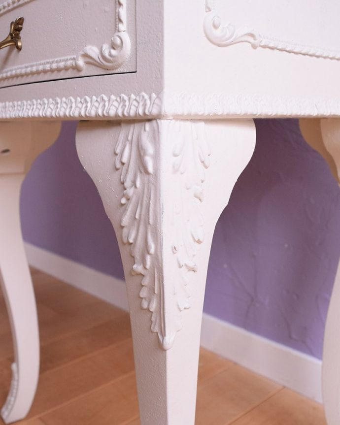 アンティークのチェスト アンティーク家具 フランスのアンティーク家具、フォルムが優雅で美しい、白いベッドサイドチェスト(3段)。やっぱりココがフランスらしい美しい彫にうっとり・・・ポイントポイントの装飾がキレイです。(z-106-f)