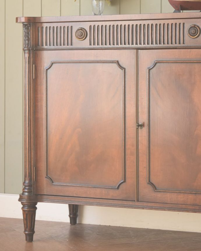 アンティークのキャビネット　アンティーク家具　イギリスのオシャレなアンティーク家具、マホガニー材が美しいサイドボード。アンティーク家具だから手に入る木目落ち着きがあって優しい印象を与えてくれる美しい木目は、現代では手に入れることが出来ません。(z-107-f)