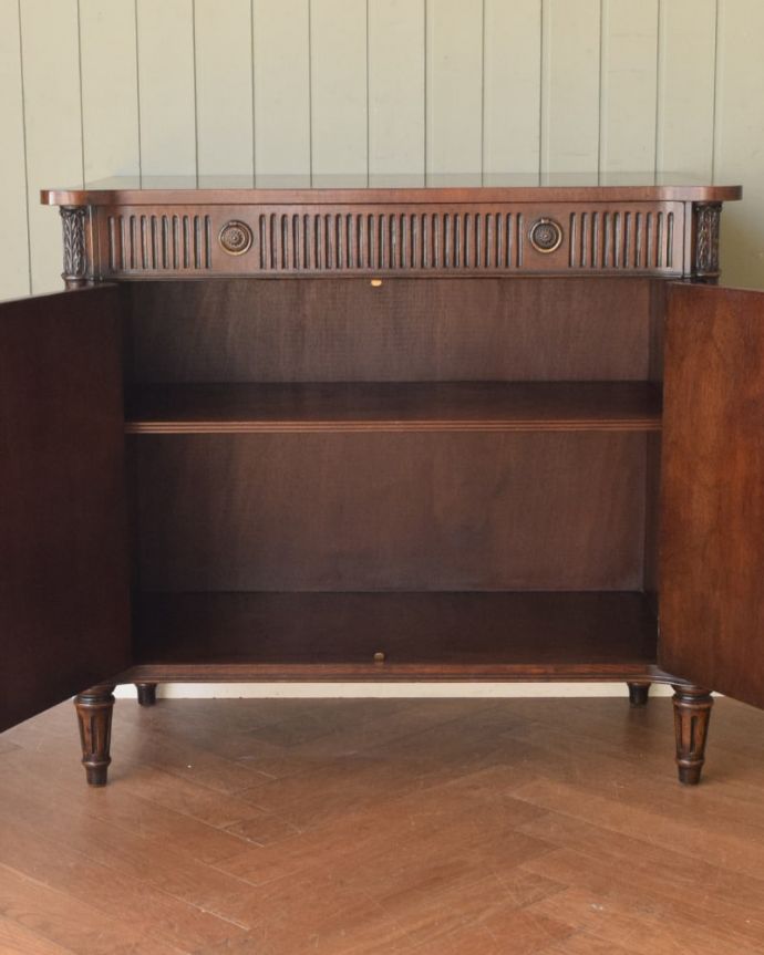 アンティークのキャビネット　アンティーク家具　イギリスのオシャレなアンティーク家具、マホガニー材が美しいサイドボード。扉の中はこんな感じ修復しましたもともとカップボードとして使われていた家具の扉の中を開けると棚の収納になっています。(z-107-f)