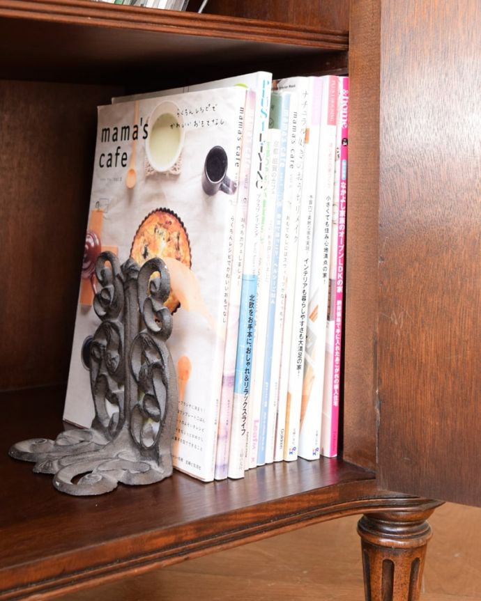 アンティークのキャビネット　アンティーク家具　イギリスのオシャレなアンティーク家具、マホガニー材が美しいサイドボード。扉の中は収納たっぷりA4サイズの雑誌までしっかり収納出来ちゃう大きさ。(z-107-f)