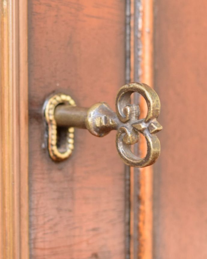 アンティークのキャビネット　アンティーク家具　イギリスのオシャレなアンティーク家具、マホガニー材が美しいサイドボード。鍵を使って開けて下さいおとぎ話から出てきたような可愛いアンティークの鍵で開け閉め出来ます。(z-107-f)