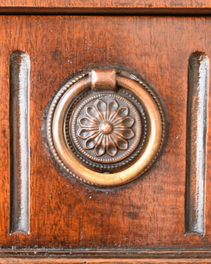 アンティークのキャビネット　アンティーク家具　イギリスのオシャレなアンティーク家具、マホガニー材が美しいサイドボード。アクセサリーの様な取っ手。(z-107-f)