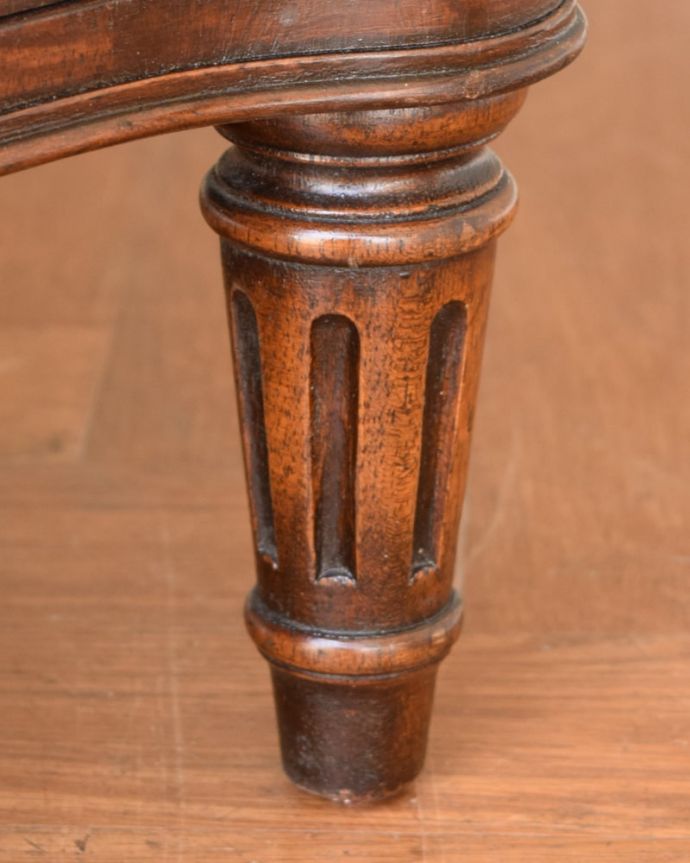 アンティークのキャビネット　アンティーク家具　イギリスのオシャレなアンティーク家具、マホガニー材が美しいサイドボード。女性１人でもラクに運べちゃうヒミツHandleのアンティークは、脚の裏にフェルトキーパーをお付けしているので、床を滑らせれば女性でも移動がカンタンに出来ます！ご安心下さい。(z-107-f)