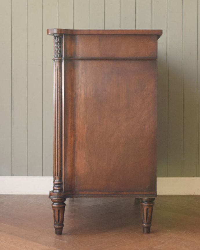 アンティークのキャビネット　アンティーク家具　イギリスのオシャレなアンティーク家具、マホガニー材が美しいサイドボード。横から見てもステキなんです。(z-107-f)