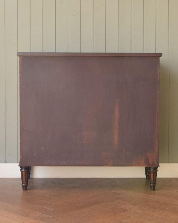 アンティークのキャビネット　アンティーク家具　イギリスのオシャレなアンティーク家具、マホガニー材が美しいサイドボード。キレイに修復しました！アンティークは新品ではないので、経年変化によるキズはありますが、専門の職人がキレイにお直しをしているので、後ろ姿もキレイです。(z-107-f)
