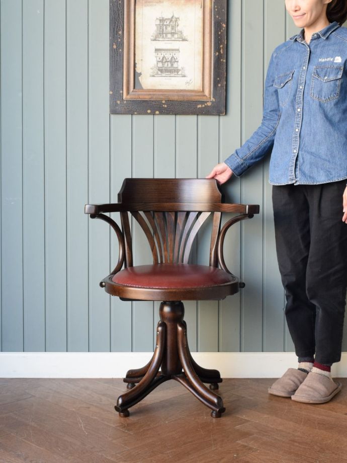 英国アンティーク風のおしゃれな椅子、くるくる回転するドクターズ