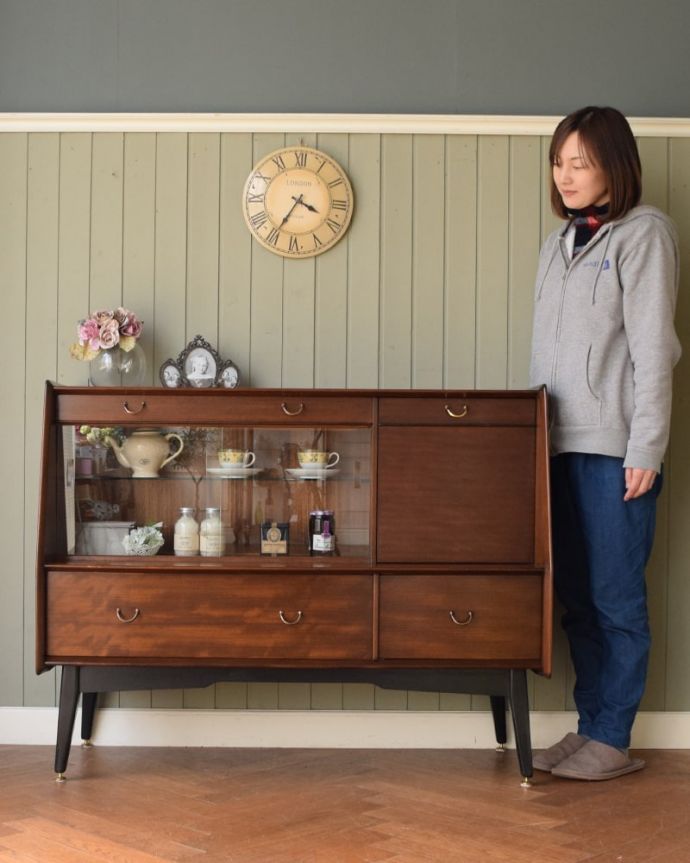 G-PLAN(Gプラン)　アンティーク家具　北欧ビンテージの家具、クールなデザインG-PLANのサイドボード。人気のヒミツは北欧スタイルのデザインやっぱりスッキリとカッコイイシンプルなデザインが人気のサイドボード。(z-108-f)