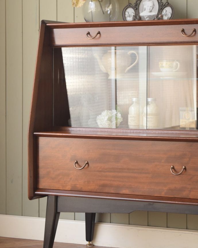 G-PLAN(Gプラン)　アンティーク家具　北欧ビンテージの家具、クールなデザインG-PLANのサイドボード。ヴィンテージ家具らしいあたたかさ。(z-108-f)