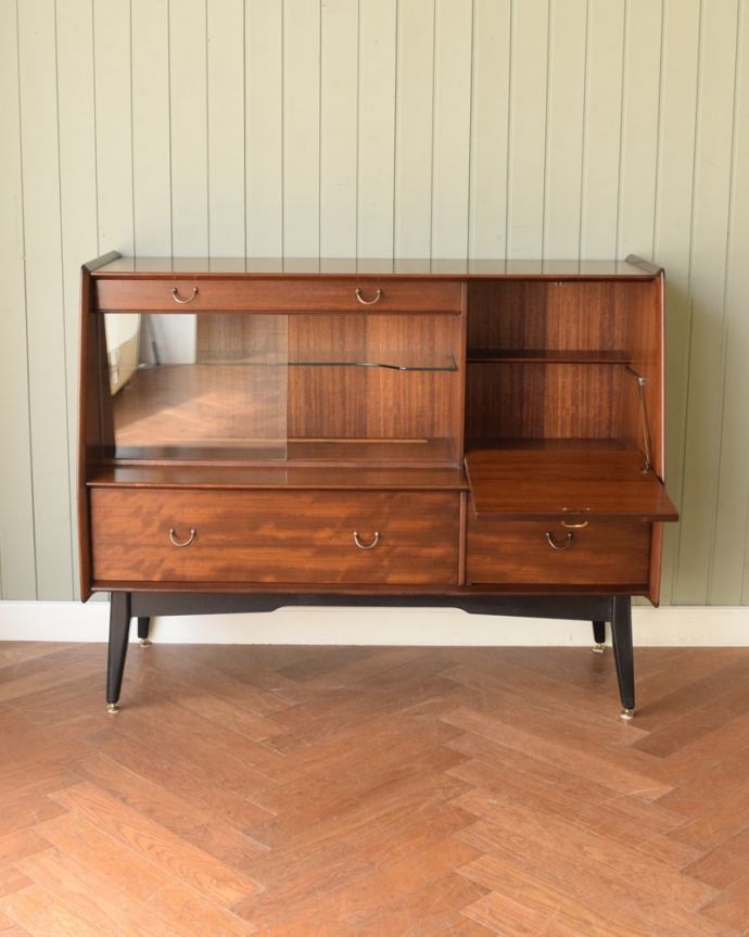 G-PLAN(Gプラン)　アンティーク家具　北欧ビンテージの家具、クールなデザインG-PLANのサイドボード。扉の奥はたっぷり収納中を開けると、たっぷりの収納が。(z-108-f)