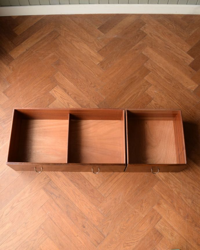 G-PLAN(Gプラン)　アンティーク家具　北欧ビンテージの家具、クールなデザインG-PLANのサイドボード。キレイにお直ししましたもともと配膳用の家具なので、カトラリー用に細かく仕切られた引き出しが付いていて便利です。(z-108-f)