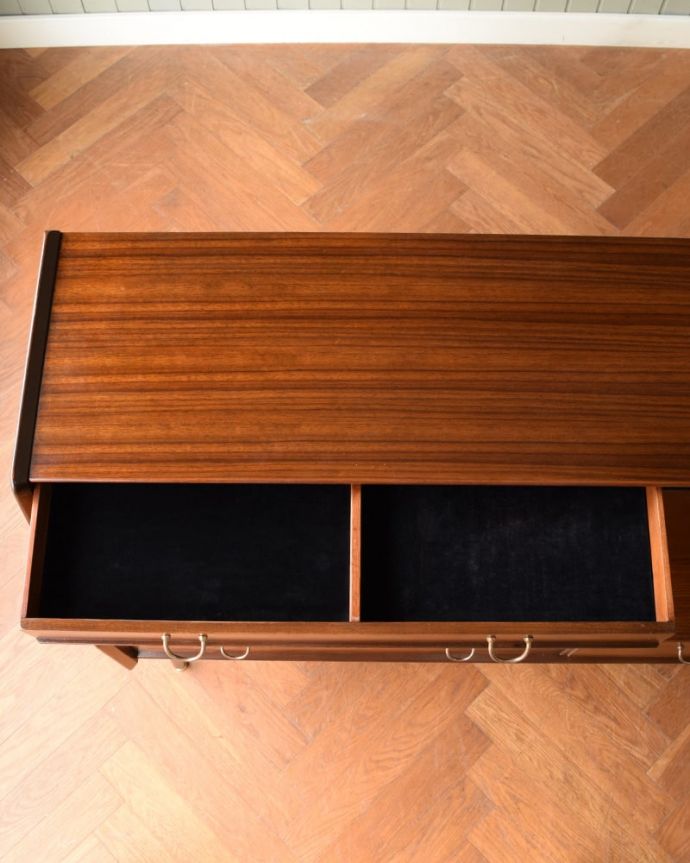 G-PLAN(Gプラン)　アンティーク家具　北欧ビンテージの家具、クールなデザインG-PLANのサイドボード。。(z-108-f)