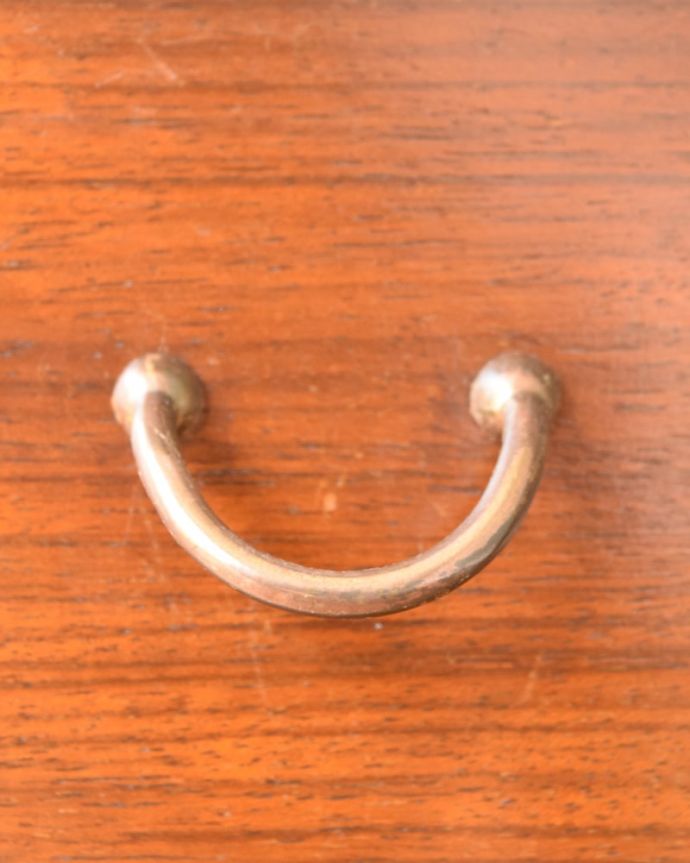 G-PLAN(Gプラン)　アンティーク家具　北欧ビンテージの家具、クールなデザインG-PLANのサイドボード。デザインの一部になっている取っ手取っ手のデザインもシンプルかつ機能的に。(z-108-f)