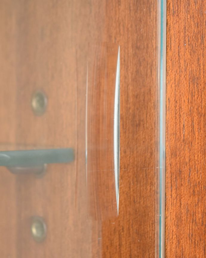 G-PLAN(Gプラン)　アンティーク家具　北欧ビンテージの家具、クールなデザインG-PLANのサイドボード。ガラス戸の取っ手引き戸のガラス戸の取っ手です。(z-108-f)