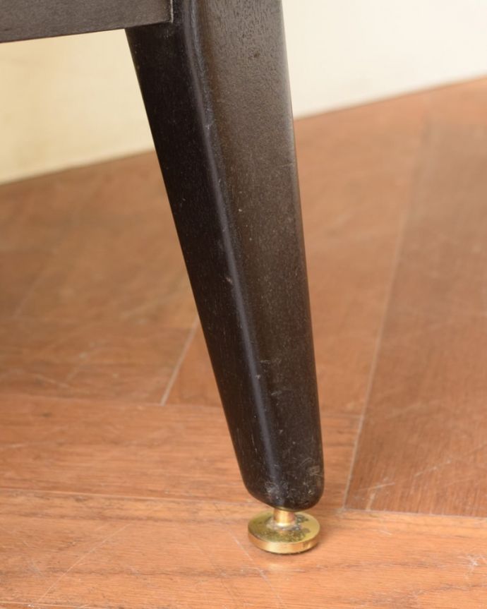 G-PLAN(Gプラン)　アンティーク家具　北欧ビンテージの家具、クールなデザインG-PLANのサイドボード。スッキリとした脚の裏には…Handleの家具の脚裏にはフェルトキーパーをお付けしています。(z-108-f)