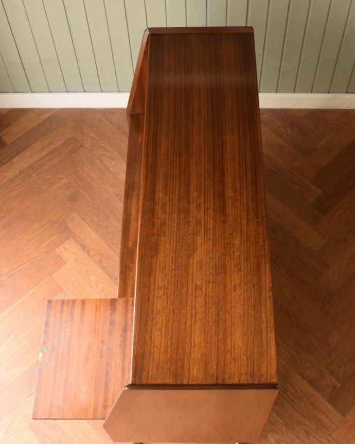 G-PLAN(Gプラン)　アンティーク家具　北欧ビンテージの家具、クールなデザインG-PLANのサイドボード。天板の塗装もキレイに仕上げましたヴィンテージの家具は修復方法が様々。(z-108-f)