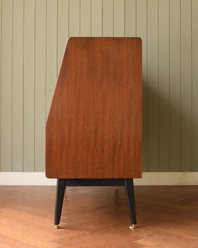 G-PLAN(Gプラン)　アンティーク家具　北欧ビンテージの家具、クールなデザインG-PLANのサイドボード。横から見てもスッキリどこから見てもスッキリとしてステキなヴィンテージ。(z-108-f)