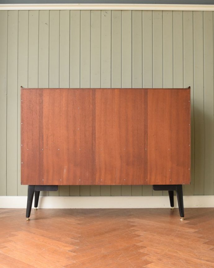 G-PLAN(Gプラン)　アンティーク家具　北欧ビンテージの家具、クールなデザインG-PLANのサイドボード。もちろん後ろ姿もキレイですビンテージは新品ではないので、もちろん経年変化によるキズはあります。(z-108-f)