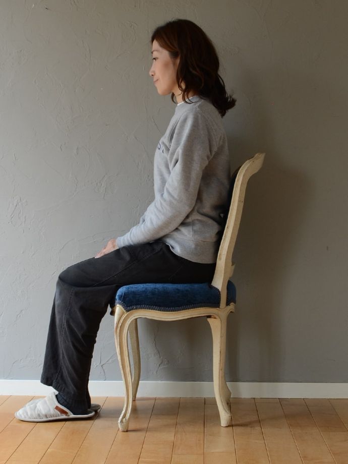 フランスから届いたおしゃれなアンティークの椅子、猫足が美しい白い