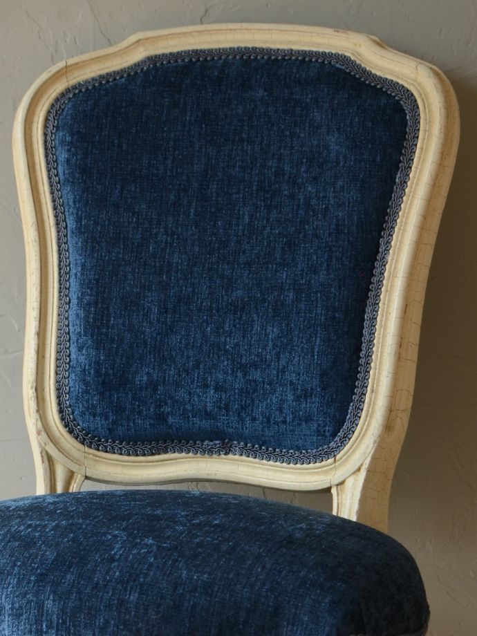 フランスから届いたおしゃれなアンティークの椅子、猫足が美しい白い