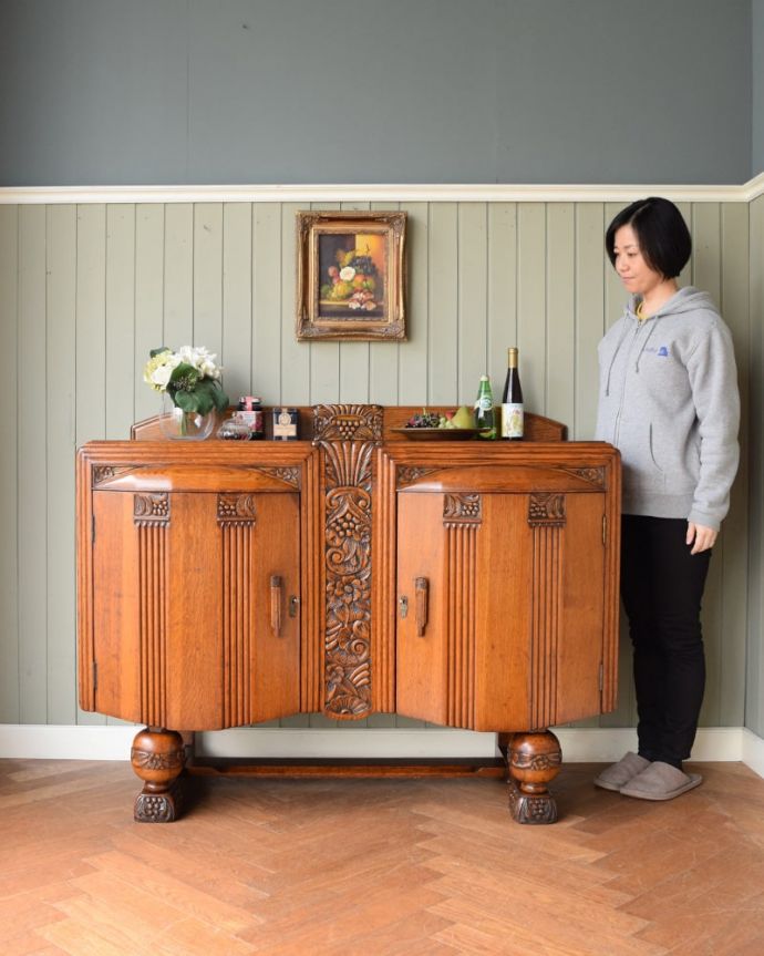 英国アンティークのサイドボード