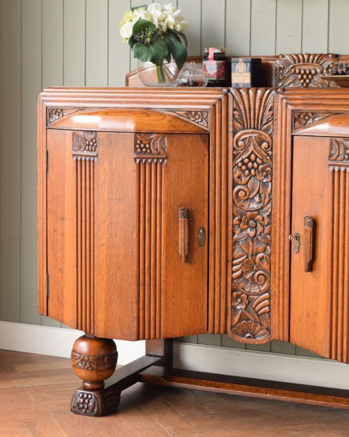 アンティーク家具らしさが漂うサイドボード