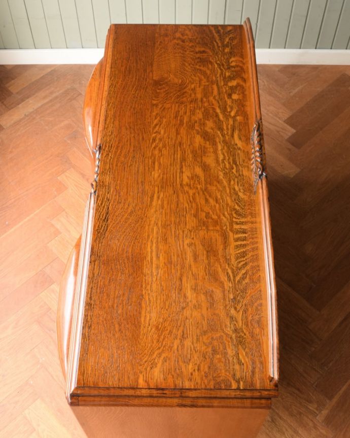 アンティークのサイドボードの天板