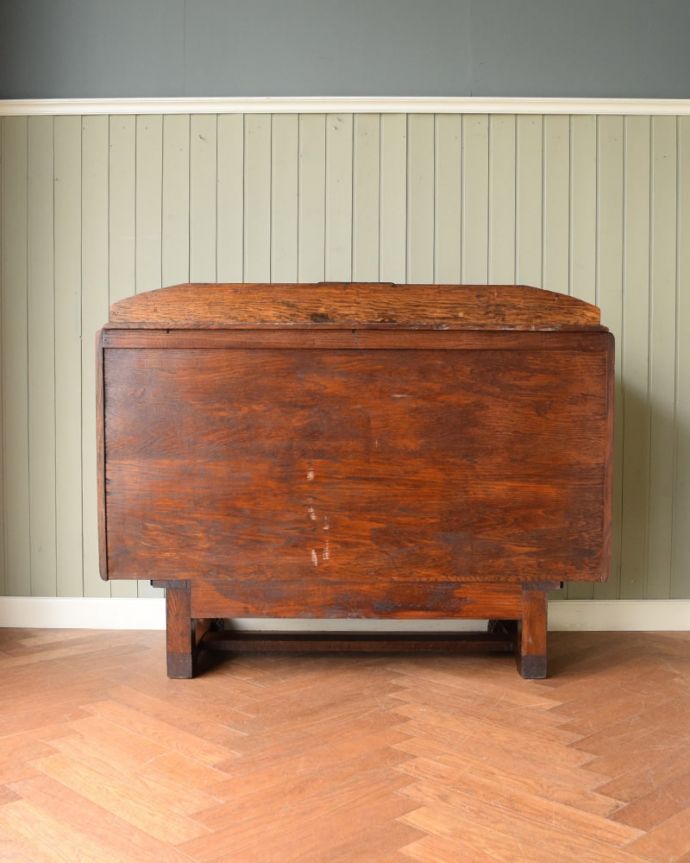 キャビネットの後ろ姿