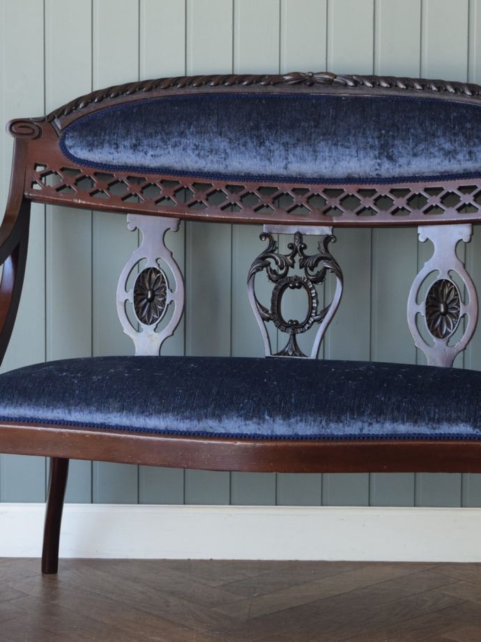 背もたれが美しいアンティークの椅子