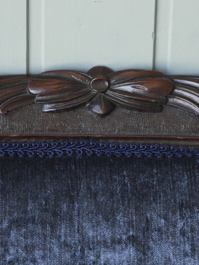 英国アンティーク家具らしい装飾