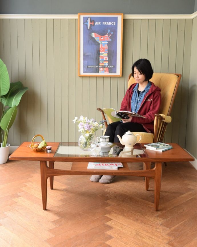 G-PLAN(Gプラン)　アンティーク家具　G-PLANのヴィンデージ家具、北欧スタイルのコーヒーテーブル（棚付き）。女性っぽいシンプルさがカッコいいG-PLANG-PLANの定番は天板がガラスなので女性から見てもバツグンの使いやすさ。(z-110-f)