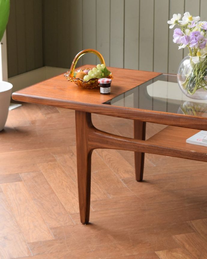 G-PLAN(Gプラン)　アンティーク家具　G-PLANのヴィンデージ家具、北欧スタイルのコーヒーテーブル（棚付き）。木×ガラスが作り出すクールな優しさあたたかい木材の上にクールなガラス天板を乗せたシンプルなデザインは、見た目だけじゃなく使い勝手もバツグン。(z-110-f)