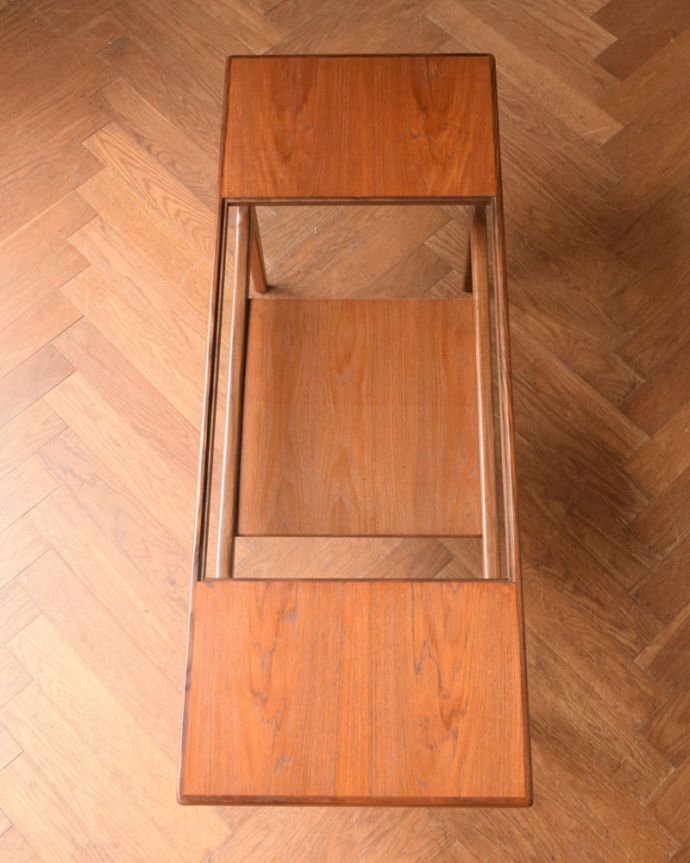 G-PLAN(Gプラン)　アンティーク家具　G-PLANのヴィンデージ家具、北欧スタイルのコーヒーテーブル（棚付き）。上から見るとこんな感じ。(z-110-f)