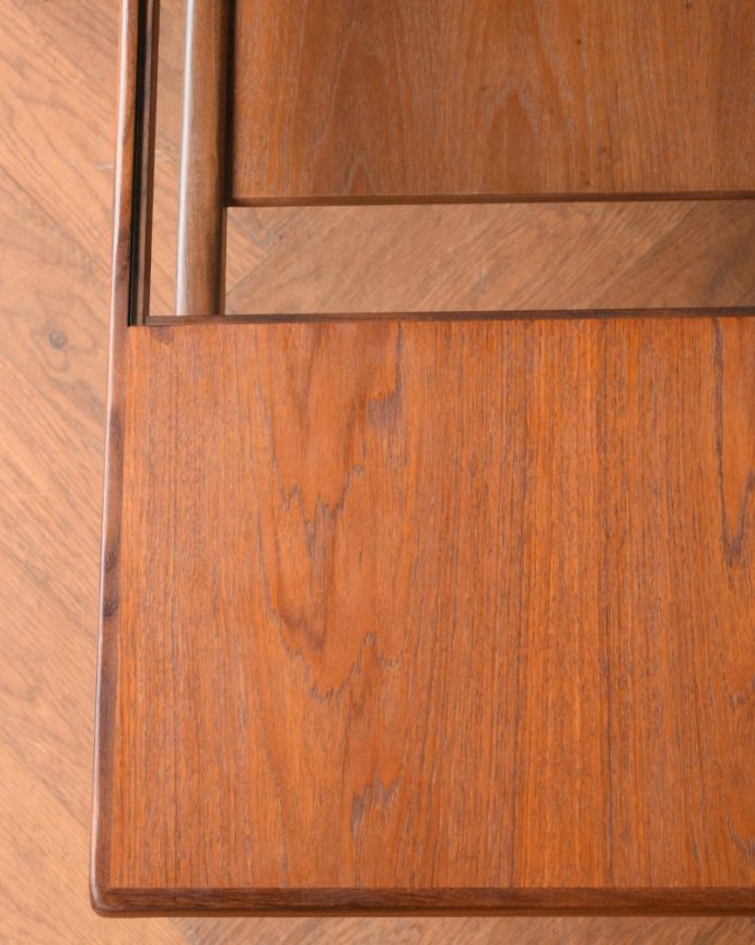 G-PLAN(Gプラン)　アンティーク家具　G-PLANのヴィンデージ家具、北欧スタイルのコーヒーテーブル（棚付き）。天板を近くで見てみると･･･こんな感じでとってもキレイです！気になる方には新しいガラス天板に取り替えてお届けします。(z-110-f)