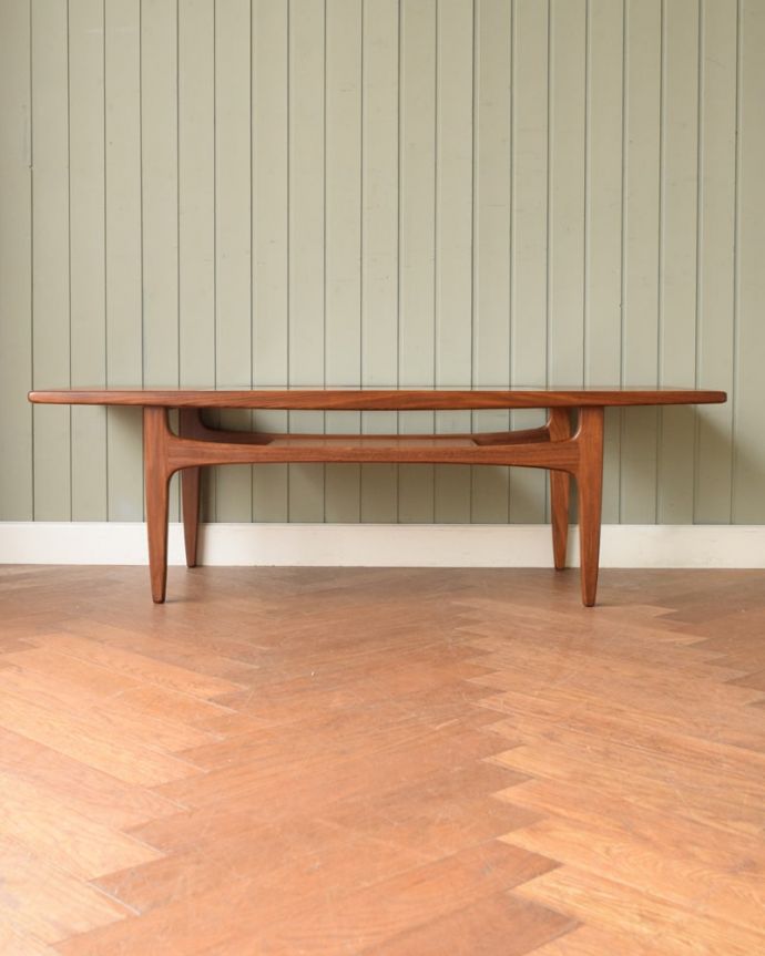 G-PLAN(Gプラン)　アンティーク家具　G-PLANのヴィンデージ家具、北欧スタイルのコーヒーテーブル（棚付き）。横から見てもカッコイイ北欧スタイルの家具はデザインがステキだから、横から見た姿も絵になるカッコよさ！。(z-110-f)