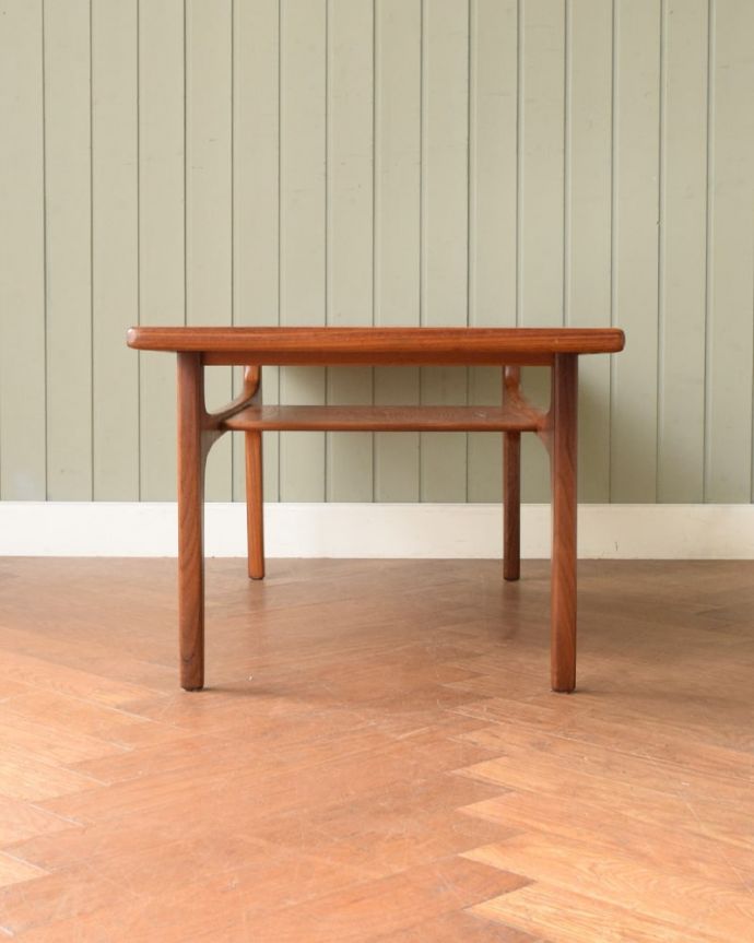 G-PLAN(Gプラン)　アンティーク家具　G-PLANのヴィンデージ家具、北欧スタイルのコーヒーテーブル（棚付き）。見る角度によって見え方が違う…ヴィンテージなので、もちろん経年変化によるキズはありますが、専門の職人がしっかり修復しているので安心さが違います。(z-110-f)