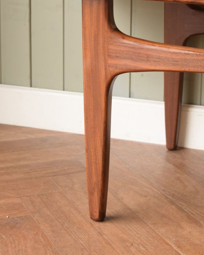 G-PLAN(Gプラン)　アンティーク家具　G-PLANのヴィンデージ家具、北欧スタイルのコーヒーテーブル（棚付き）。女性1人でラクラク運べちゃう仕掛けHandleのアンティークは、脚の裏にフェルトキーパーをお付けしています。(z-110-f)