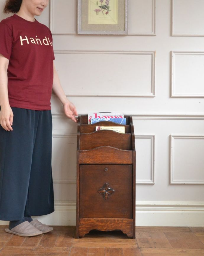 マガジンラック　アンティーク家具　珍しい小さな扉付きのマガジンラック（コールボックス）、英国輸入のアンティーク家具　贅沢な時間が過ごせる最上級の美しさ楽譜を美しく収納するためだけに作られたコンパクトなサイズのミュージックキャビネットは、造りも贅沢です。(z-111-f)