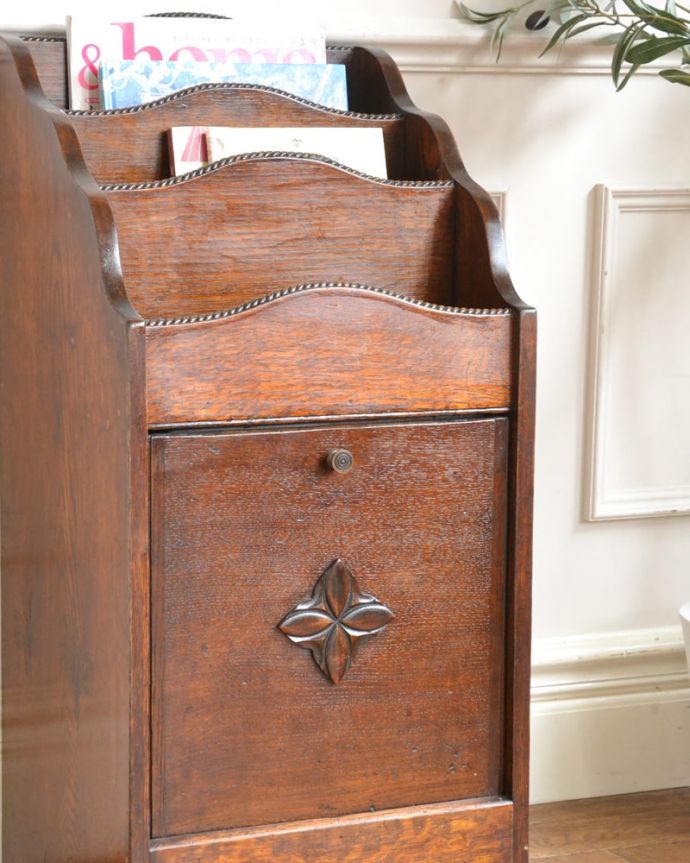 マガジンラック　アンティーク家具　珍しい小さな扉付きのマガジンラック（コールボックス）、英国輸入のアンティーク家具　高級感のある落ち着いたデザインアンティークならではのなんとも美しいデザインです。(z-111-f)